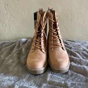 NWT- laced up ladies boots 👢
